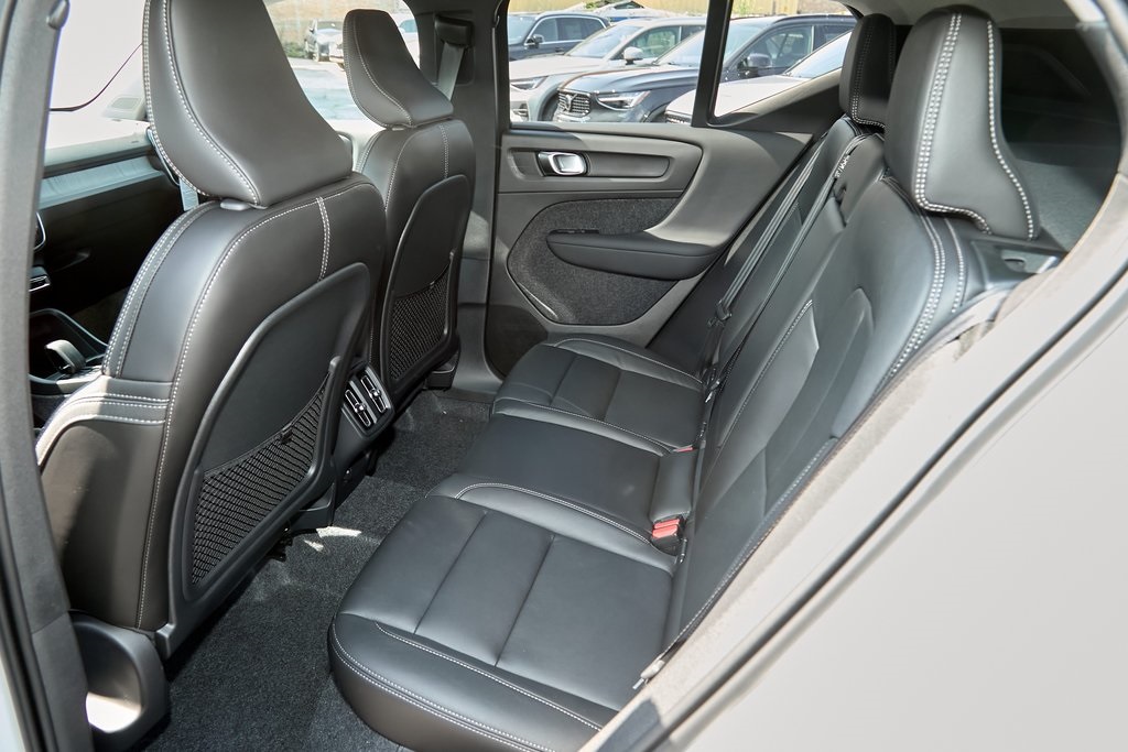 2026 VOLVO XC40 - Image 17