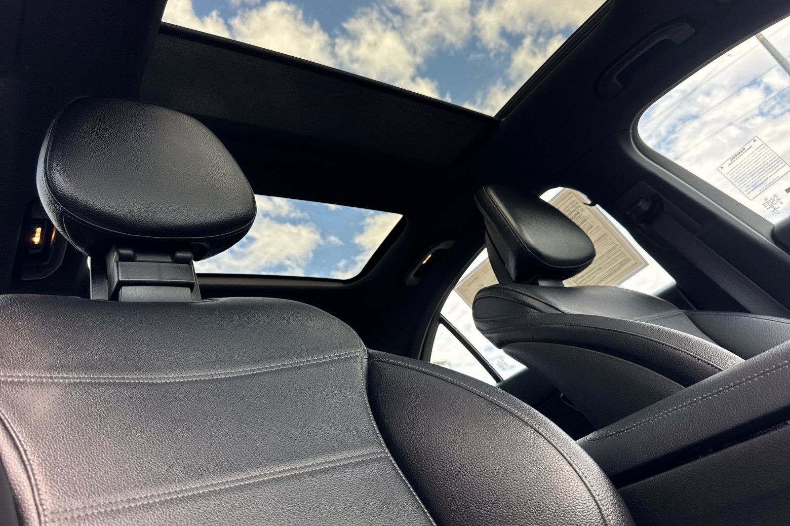 2022 Mercedes Benz C 300 photo 3