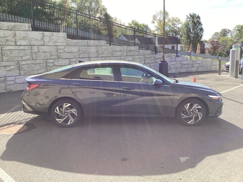 2025 Hyundai Elantra Hybrid Limited photo 8
