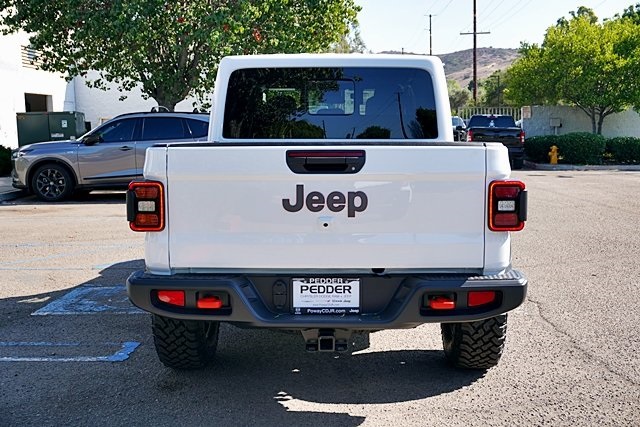 New 2025 Bright White Clear-Coat Exterior Paint Jeep Mojave image 10