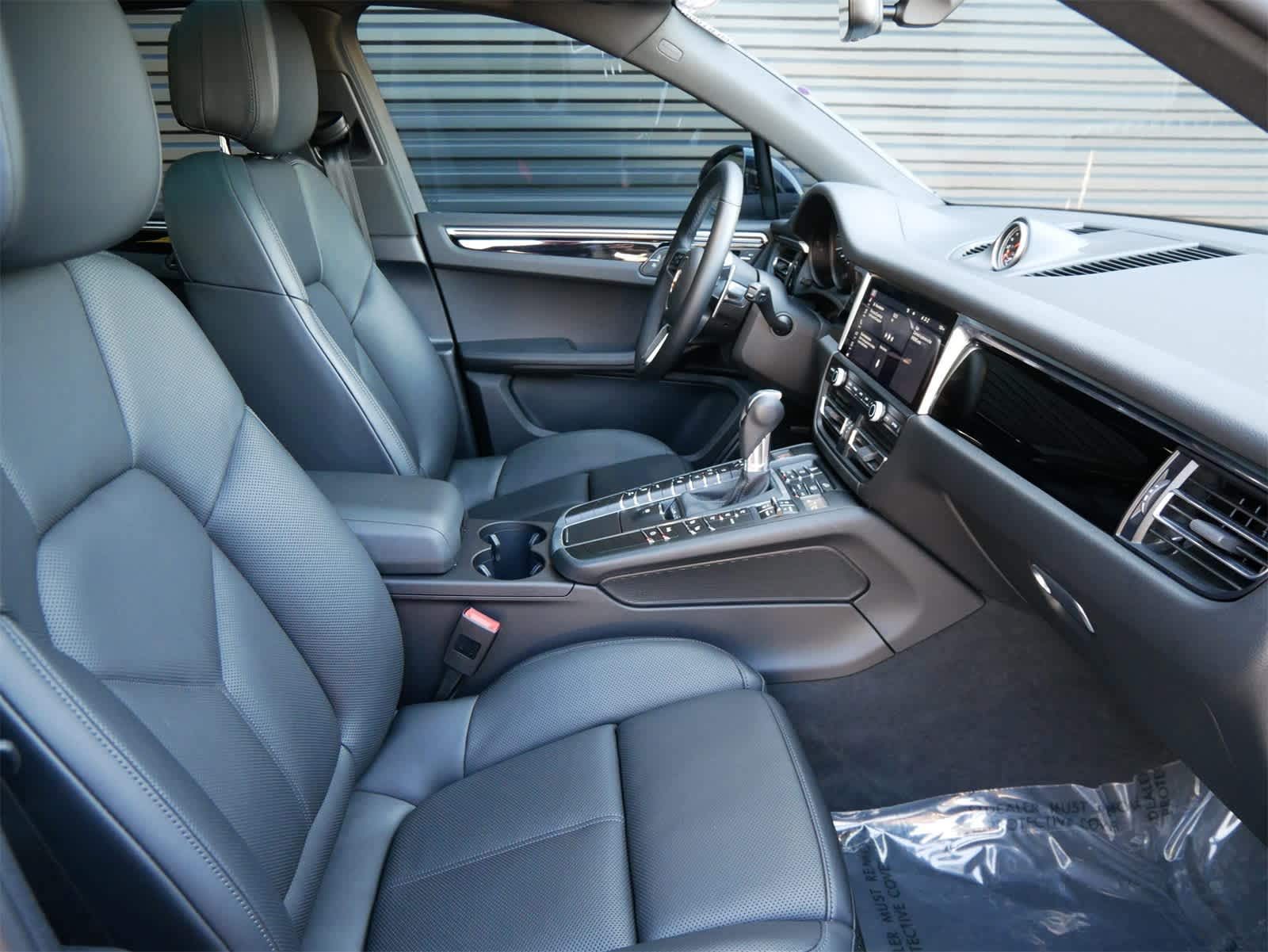 2021 Porsche Macan Base photo 25