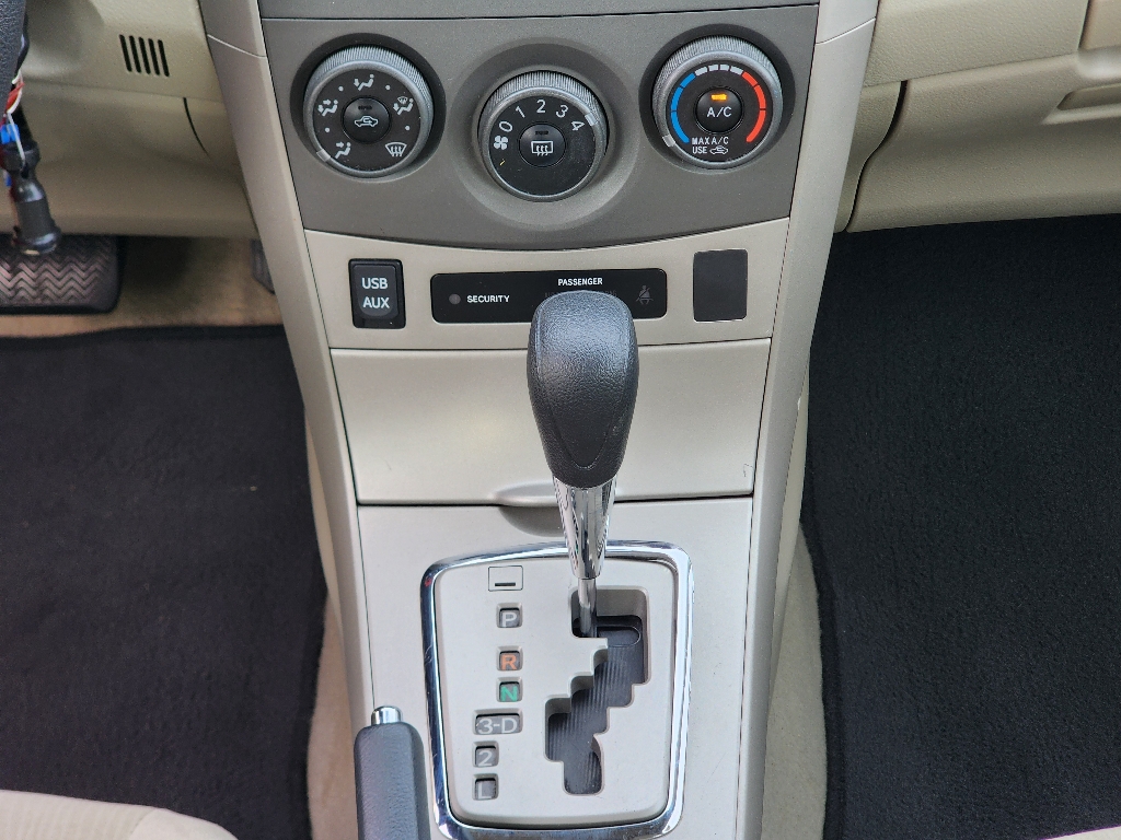 2012 Toyota Corolla LE photo 8