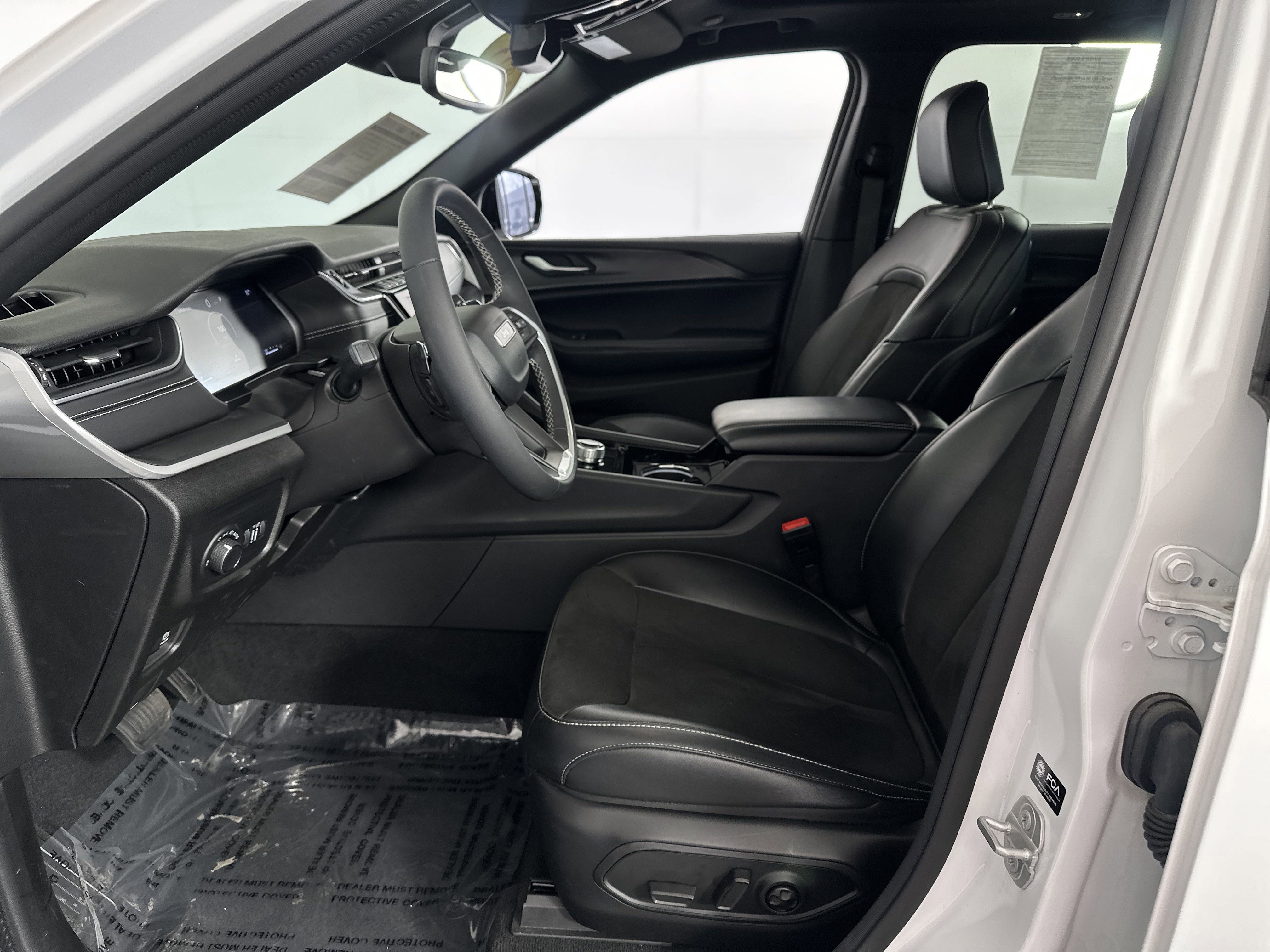 2023 Jeep Grand Cherokee Altitude photo 3