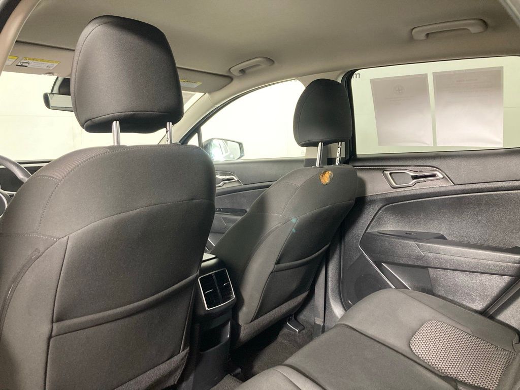 2024 Kia Sportage LX photo 2