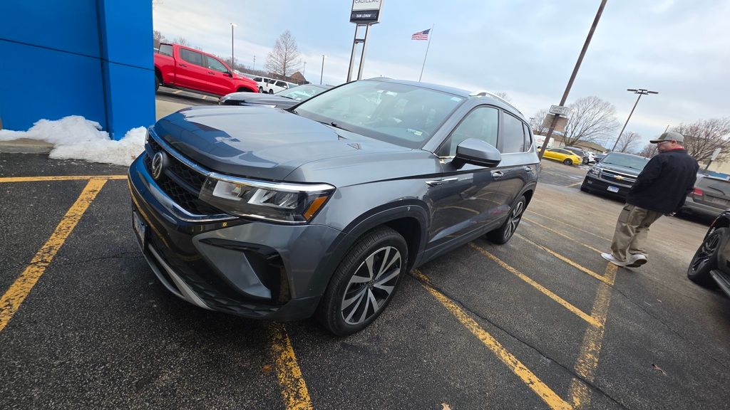 2022 Volkswagen Taos SE's photo