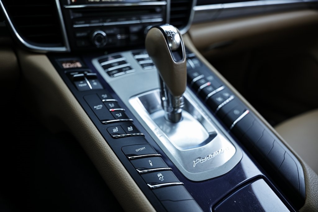 2015 Porsche Panamera Base photo 40