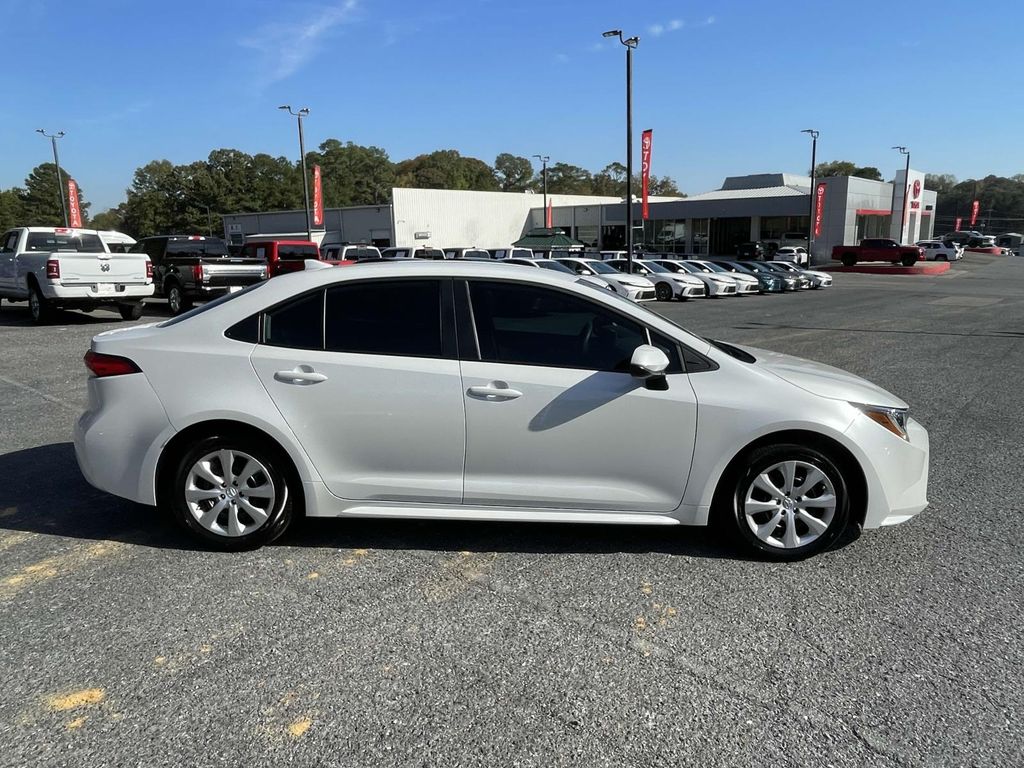 2025 Toyota Corolla LE photo 2