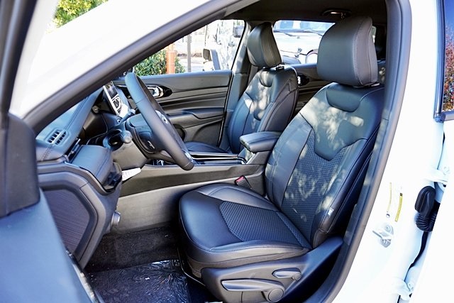 New 2026 Bright White Clear-Coat Exterior Paint Jeep Latitude image 18