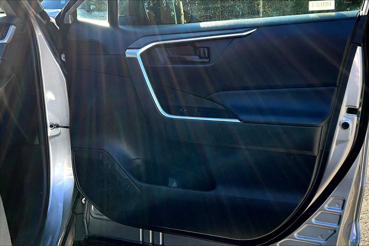 2021 Toyota RAV4 LE photo 21