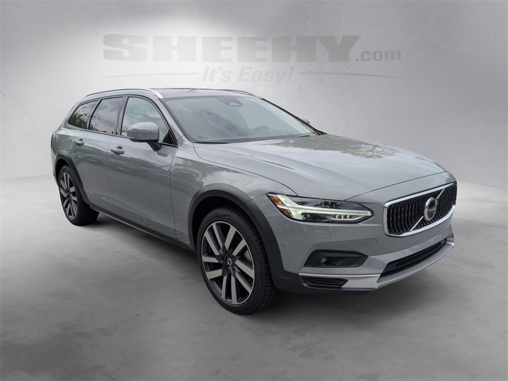 2025 Volvo V90 Cross Country B6 AWD photo 2