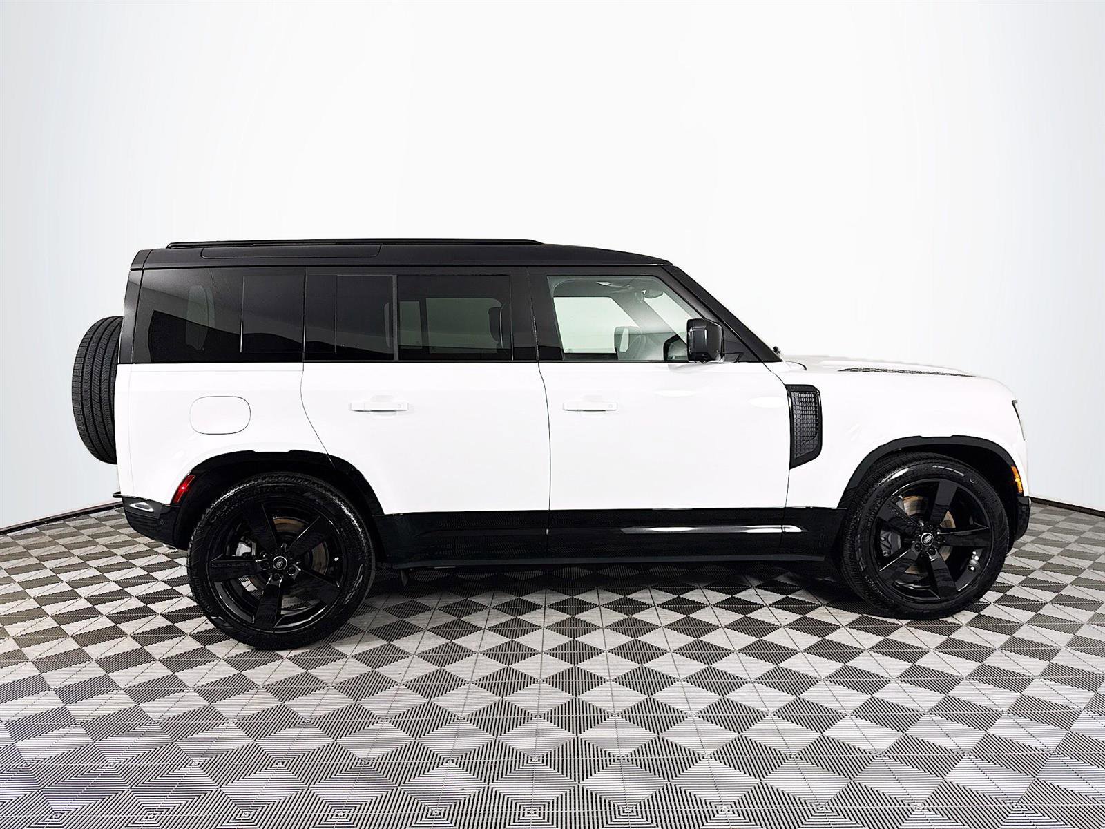 2025 Land Rover Defender 110 X-Dynamic SE photo 2