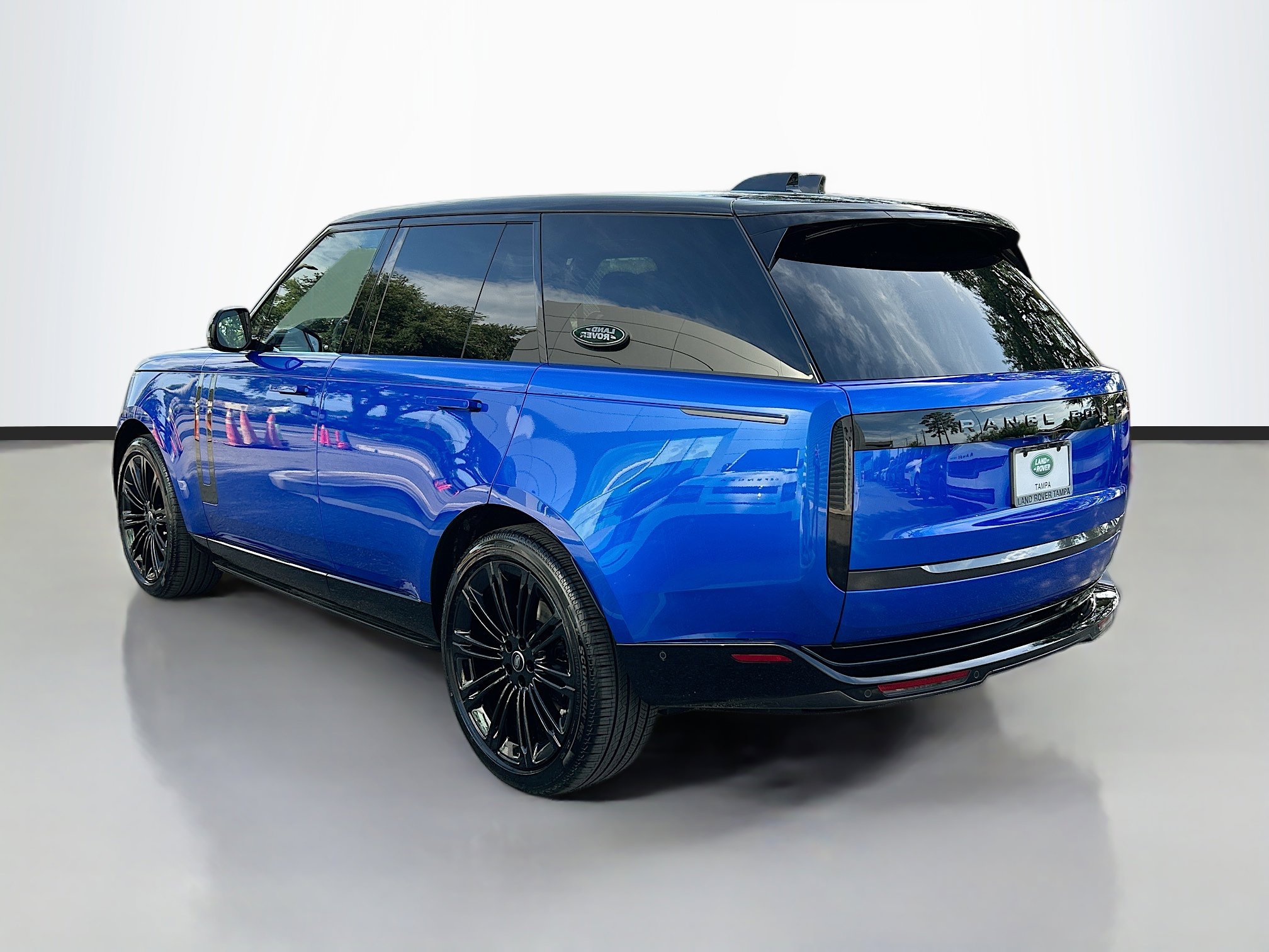 2025 Land Rover Range Rover SE photo 3