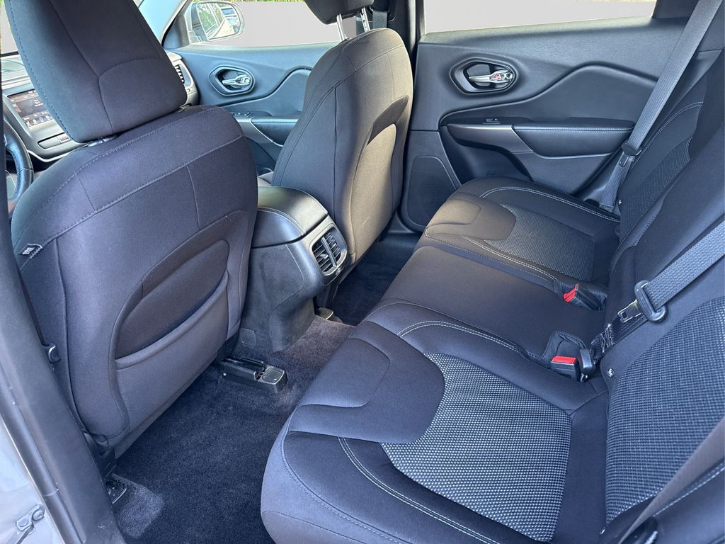 2019 Jeep Cherokee Latitude photo 9