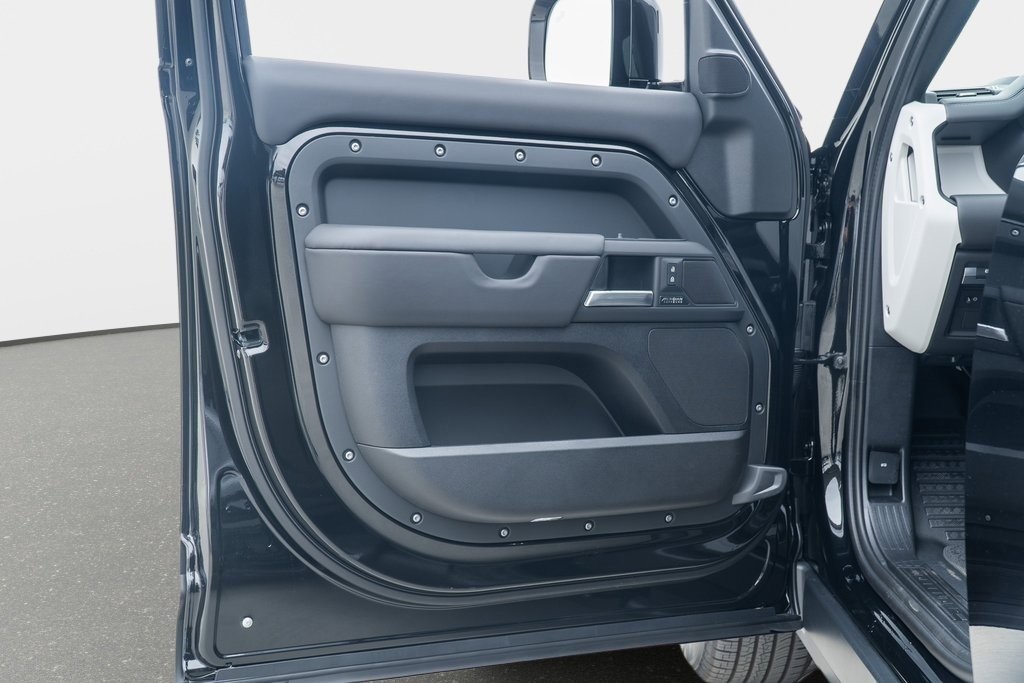 2025 Land Rover Defender 130 X-Dynamic SE photo 5