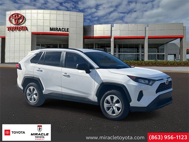 2021 Toyota RAV4 LE's photo