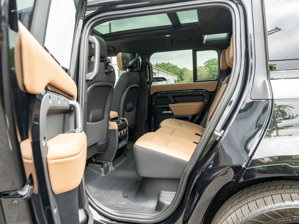 2025 Land Rover Defender 110 V8 photo 19