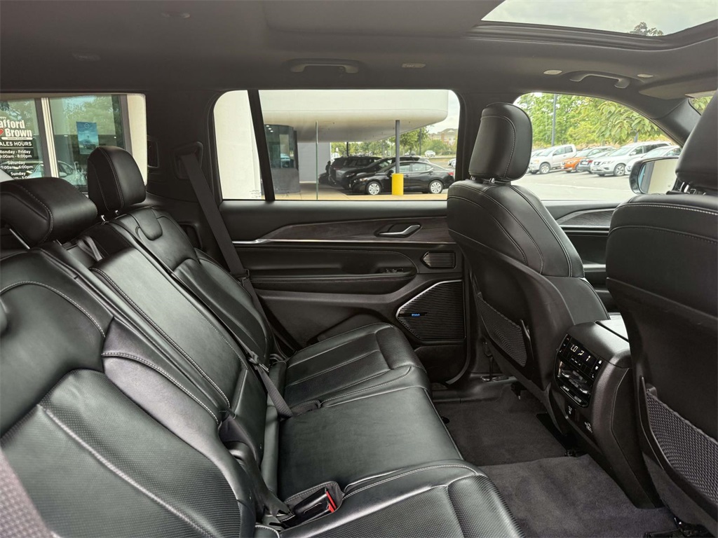 2022 Jeep Grand Cherokee Overland photo 14