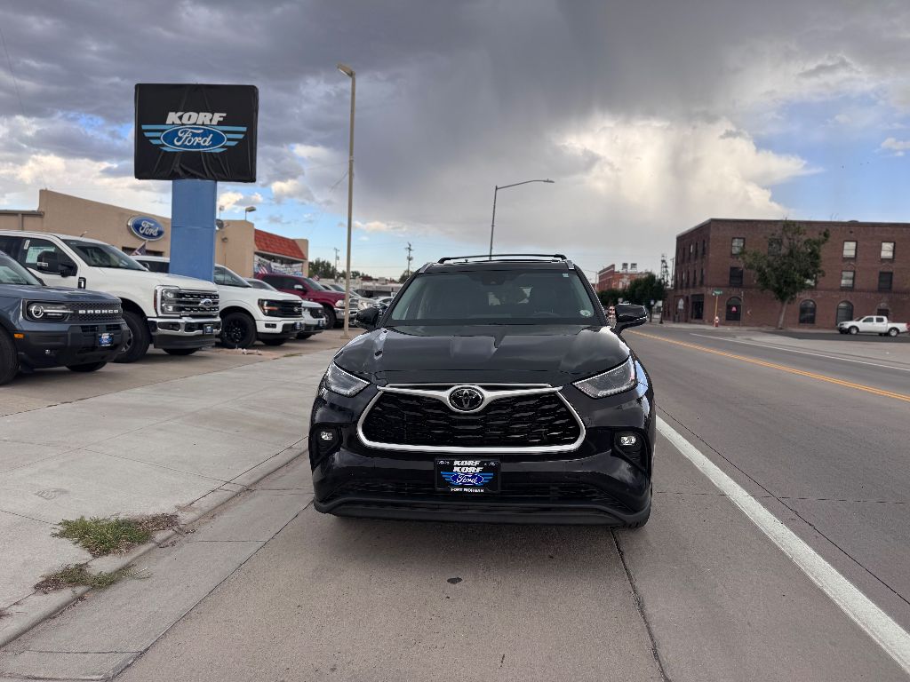 2021 Toyota Highlander XLE photo 2