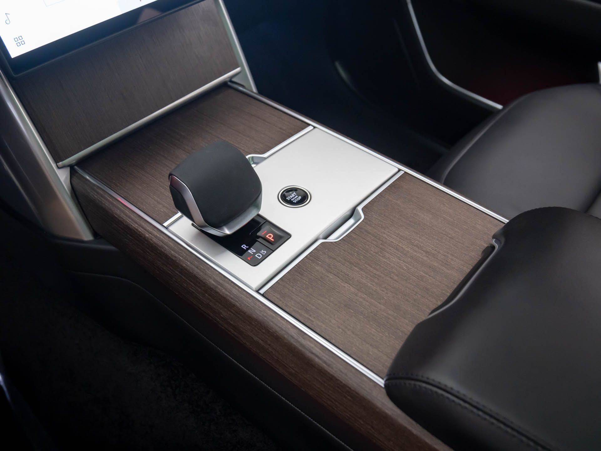 2025 Land Rover Range Rover SE photo 11
