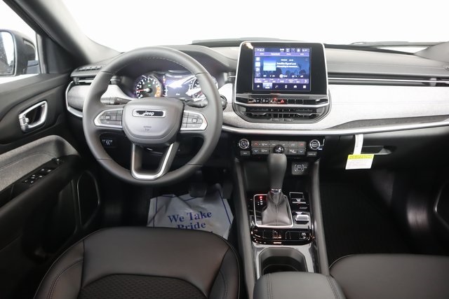 2025 Jeep Compass Latitude photo 5