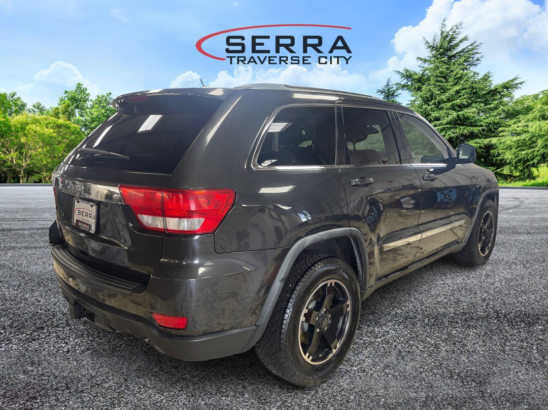 2011 Jeep Grand Cherokee Laredo photo 3