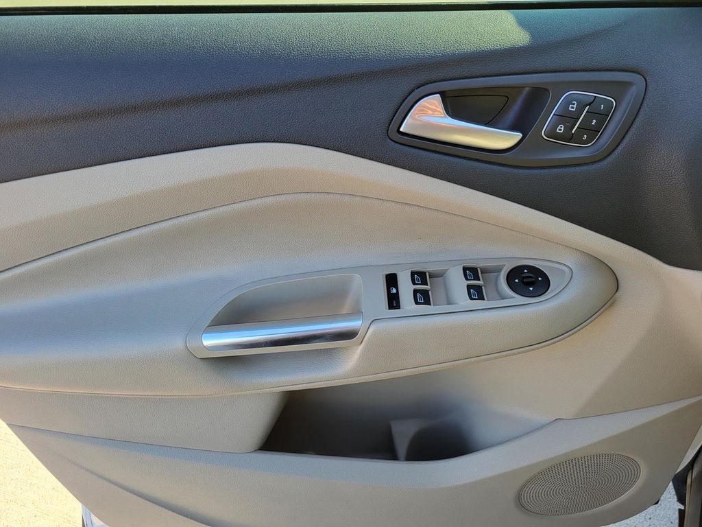 2017 Ford Escape Titanium photo 17