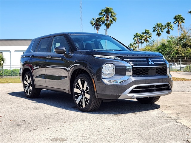 2025 Mitsubishi Outlander SE's photo