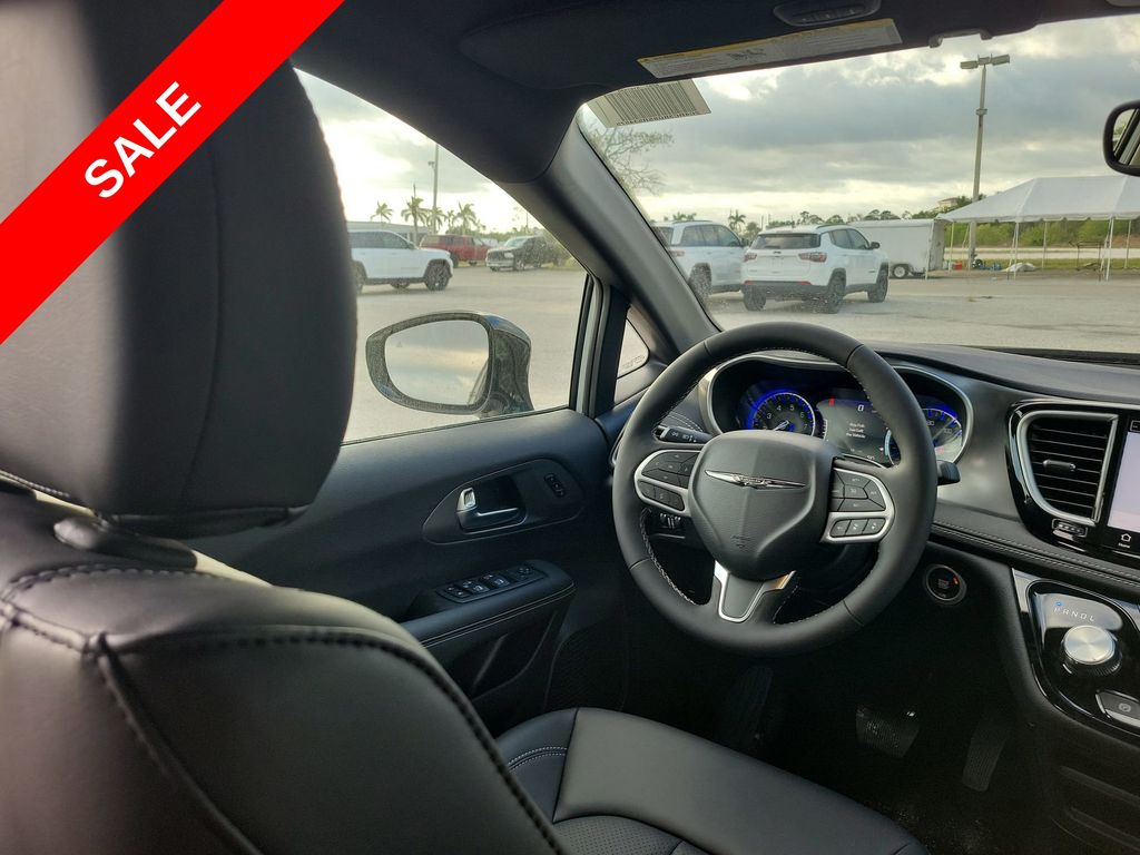 2025 Chrysler Pacifica photo 14