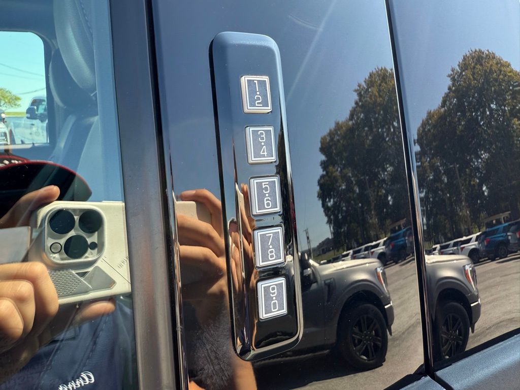 2023 Ford F-150 Lariat photo 12