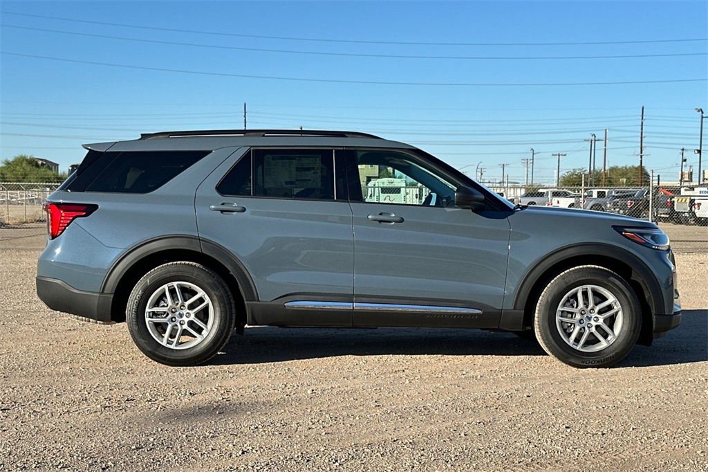 2025 Ford Explorer photo 3