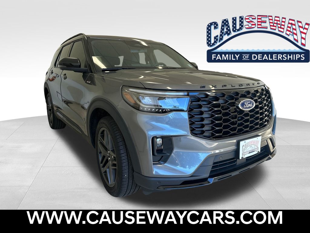 2025 Ford Explorer ST-LINE's photo