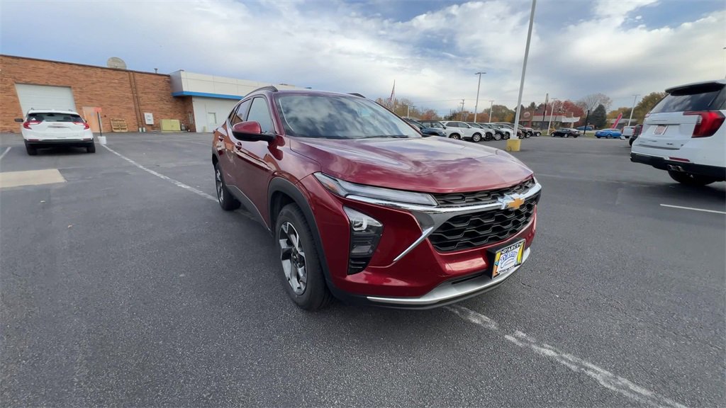 2024 Chevrolet Trax LT photo 2