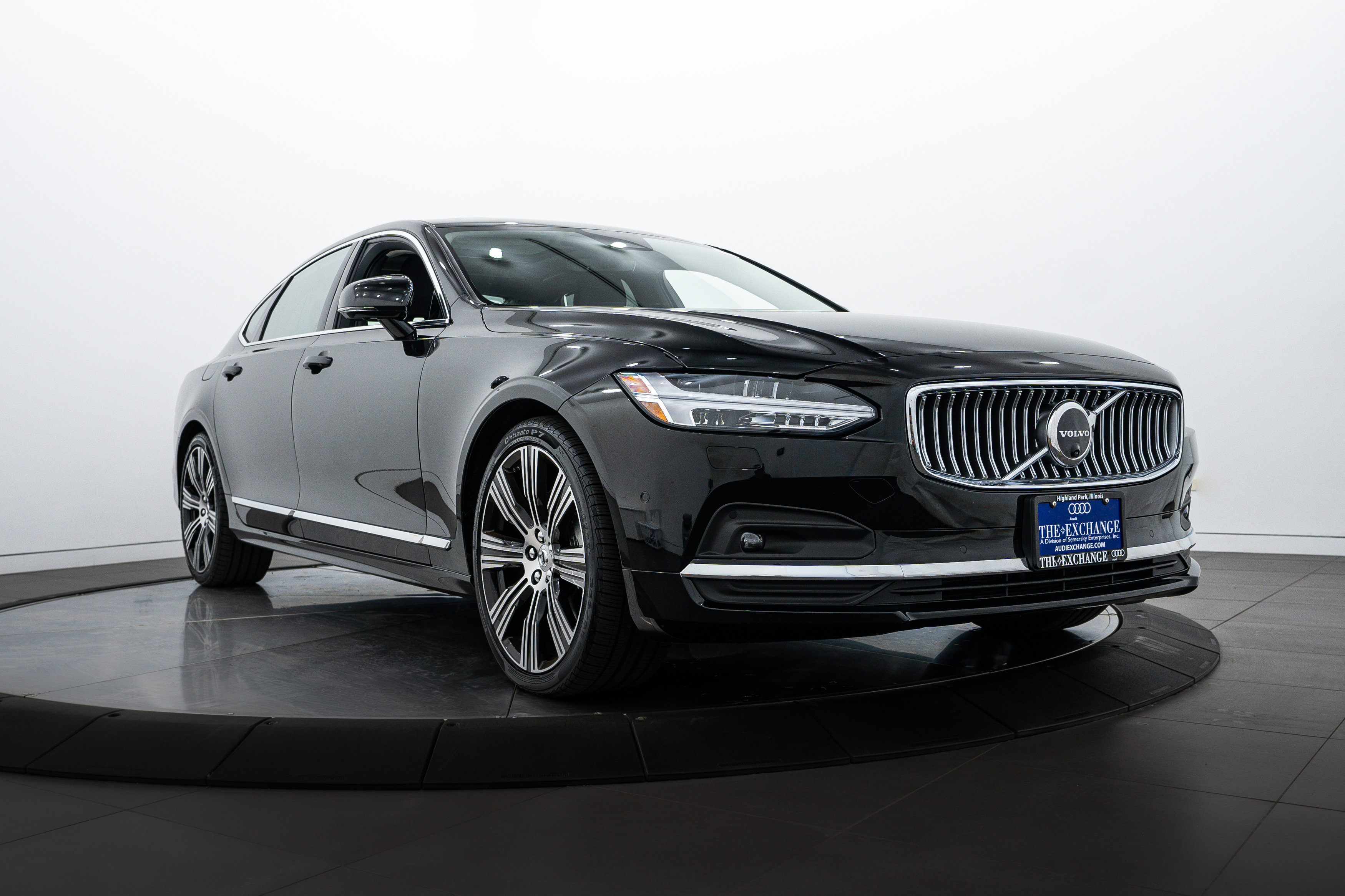 Used 2023 Onyx Black Metallic Volvo Plus image 1