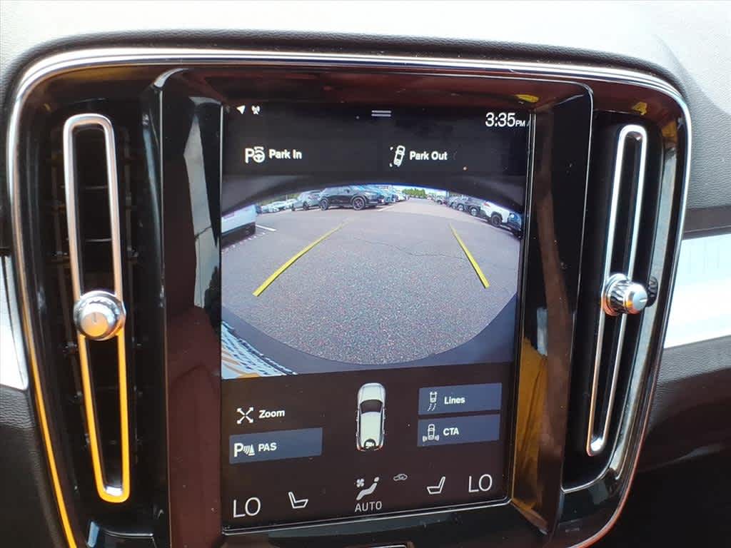 2019 Volvo XC40 R-Design Momentum photo 14