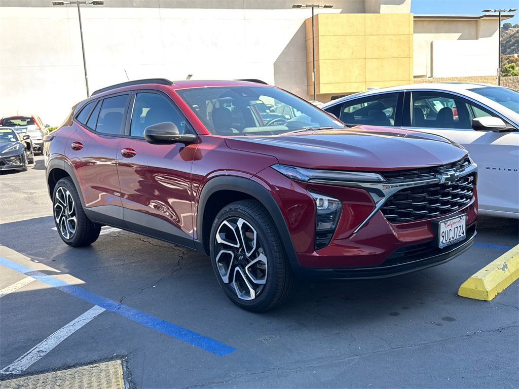 2025 Chevrolet Trax photo 2