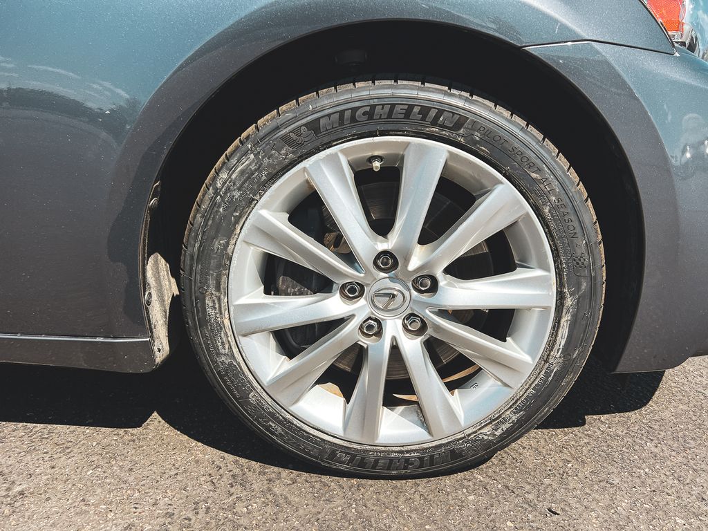2016 Lexus IS 200t photo 5