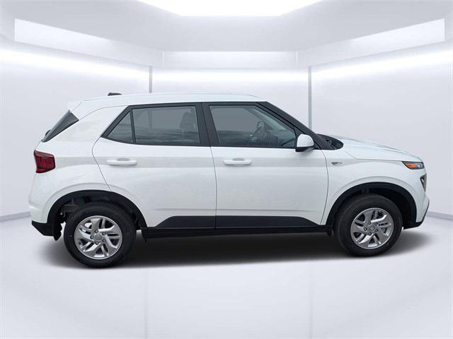 2026 Hyundai Venue SE photo 2