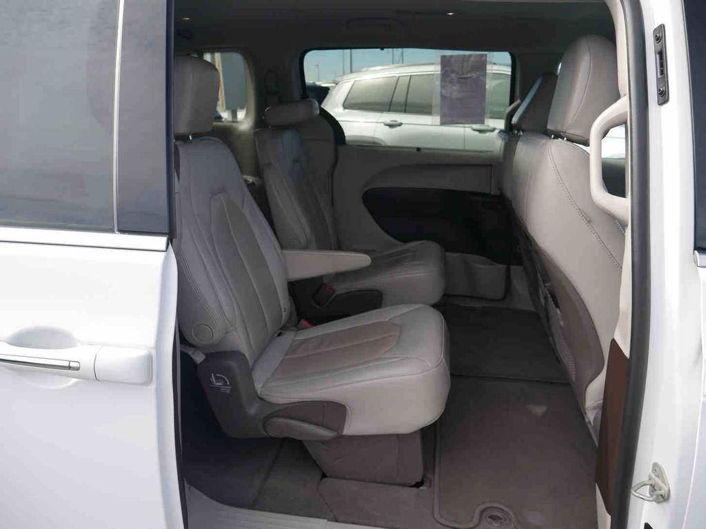 2021 Chrysler Pacifica Touring L photo 18