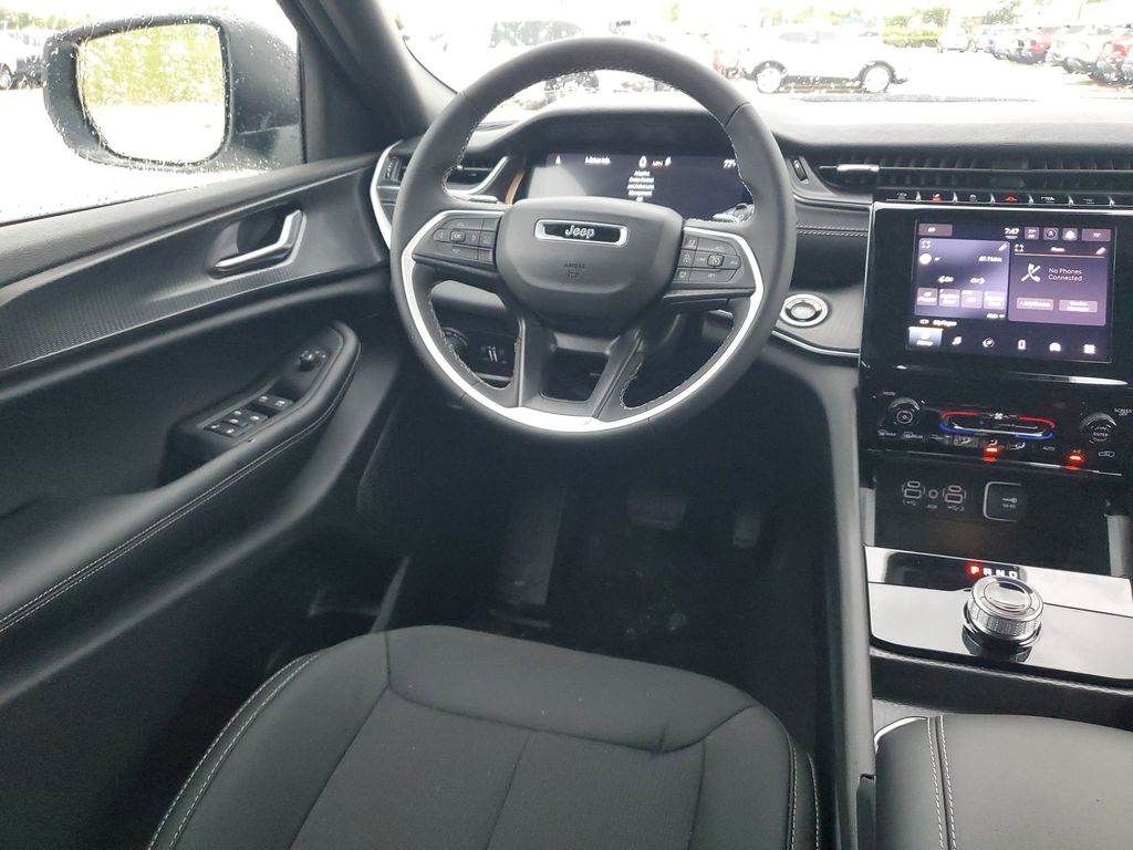 2025 Jeep Grand Cherokee Laredo Altitude photo 14