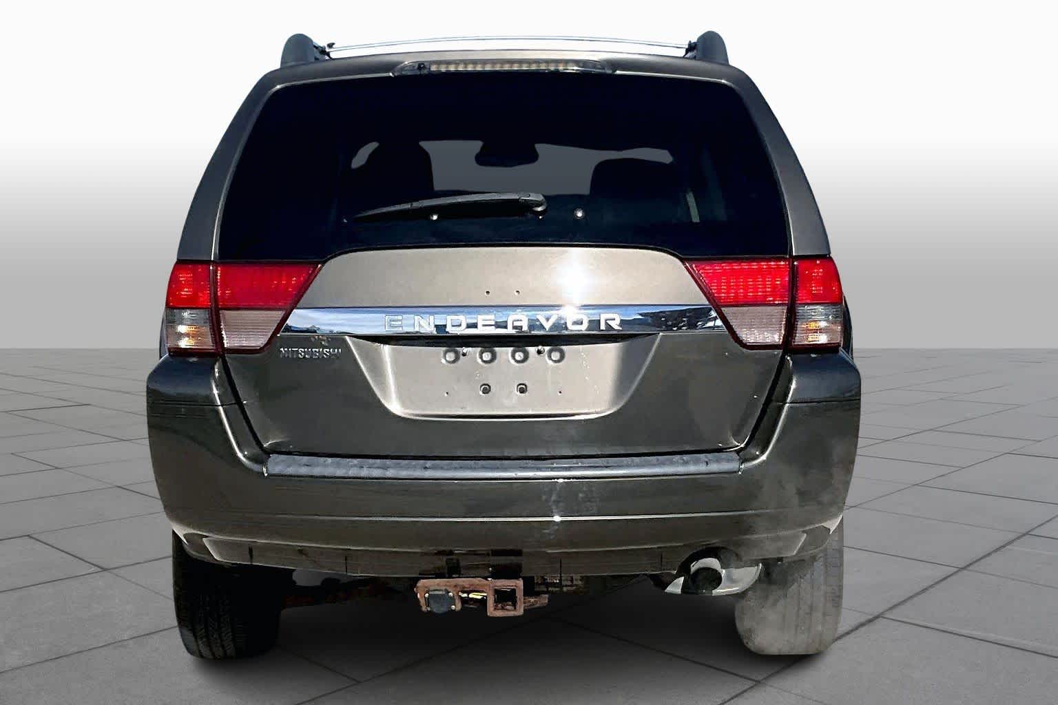2011 Mitsubishi Endeavor LS photo 4