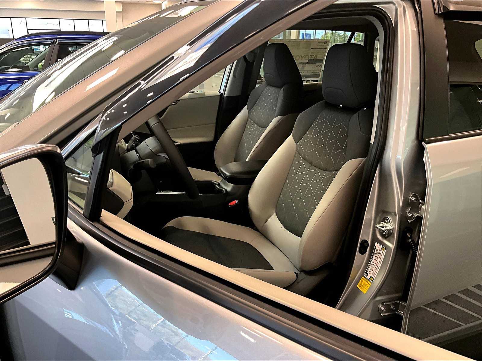 2025 Toyota RAV4 XLE photo 7