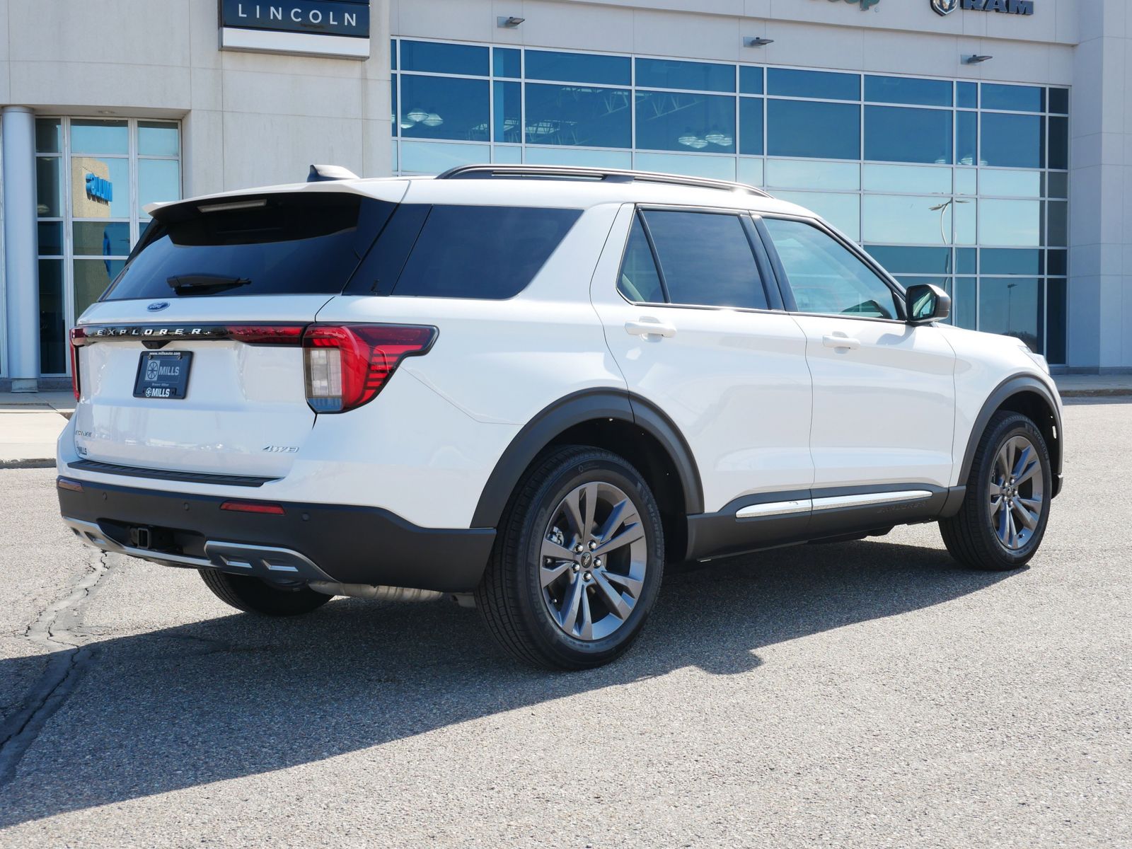 2025 Ford Explorer photo 4