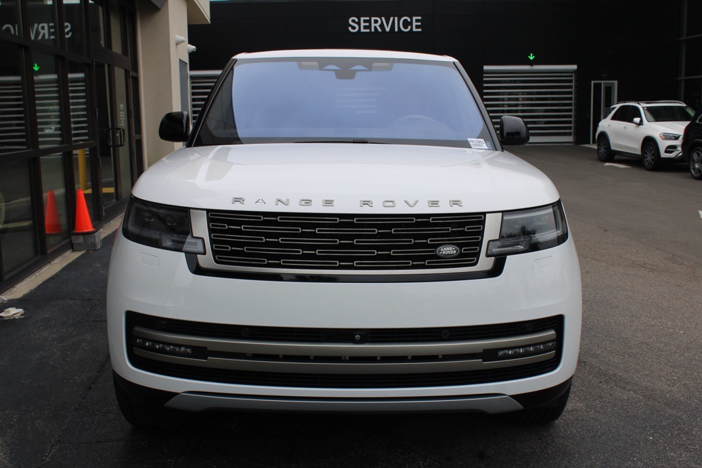 2023 Land Rover Range Rover SE photo 2