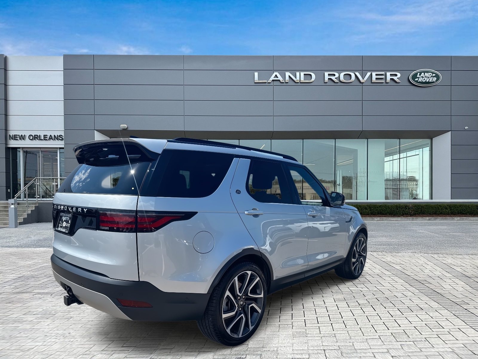 2024 Land Rover Discovery S photo 6