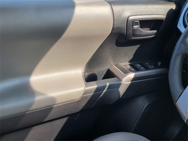 2022 Toyota Tacoma V6 4x4 photo 25