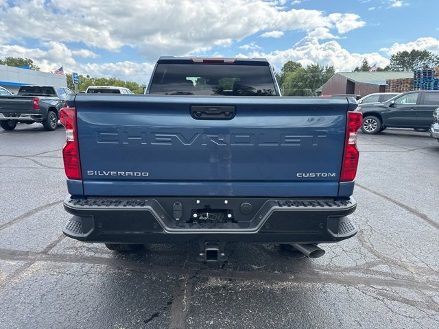 2025 Chevrolet Silverado 2500HD Custom photo 3