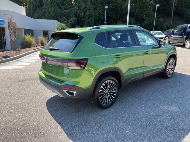 2025 Volkswagen Taos SE photo 2
