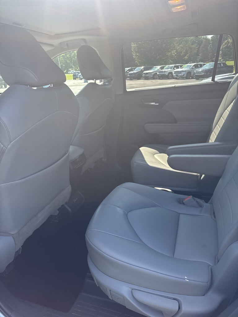 2022 Toyota Highlander XLE photo 7