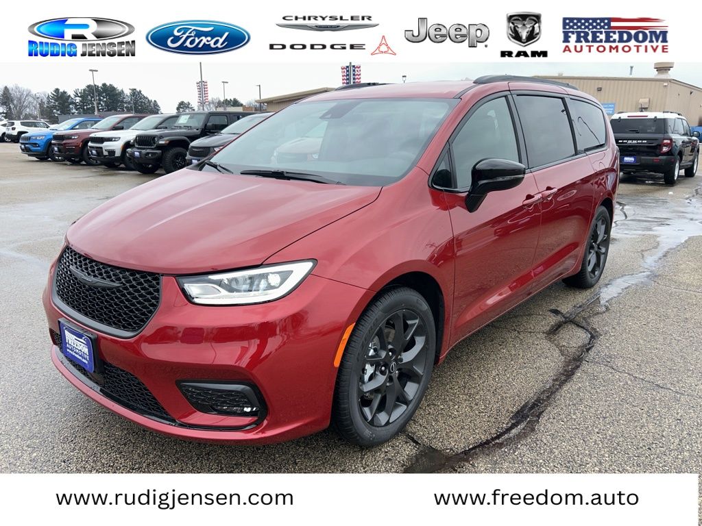 2026 Chrysler Pacifica Select's photo