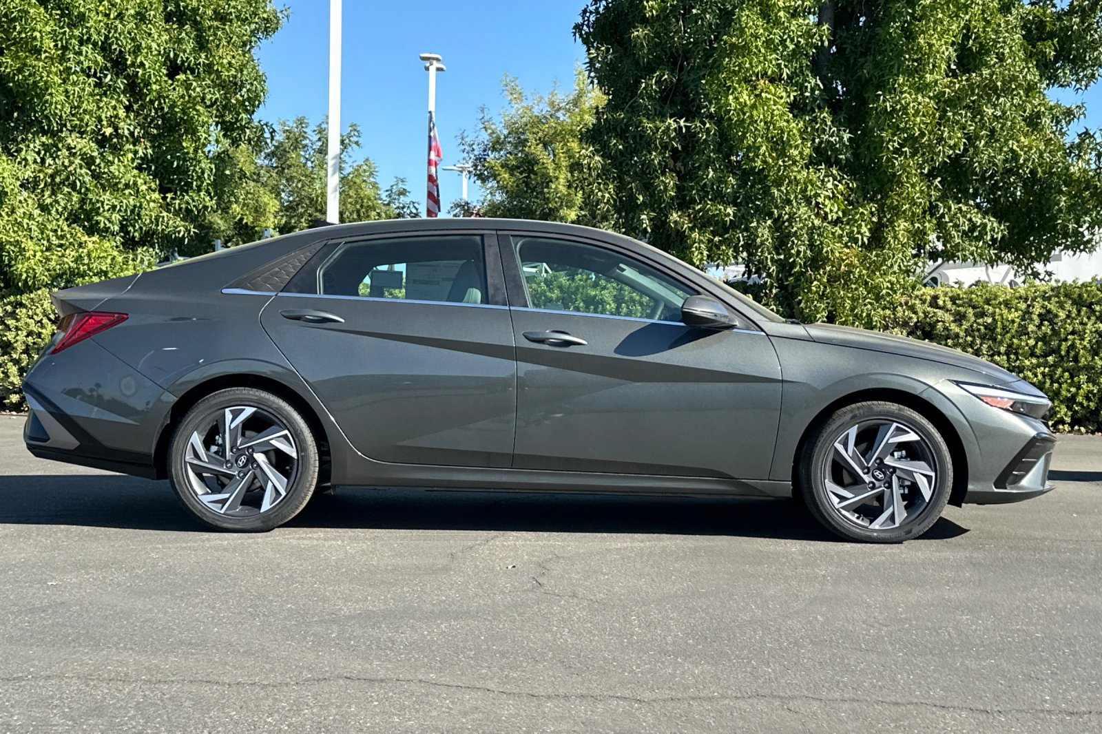 2025 Hyundai Elantra Hybrid Limited photo 3
